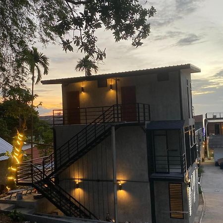 Rockstar Hotel & Bar Тау Экстерьер фото